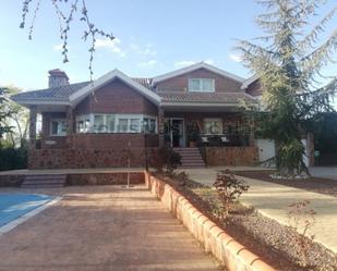 Vista exterior de Casa o xalet en venda en Villalbilla amb Aire condicionat, Calefacció i Jardí privat