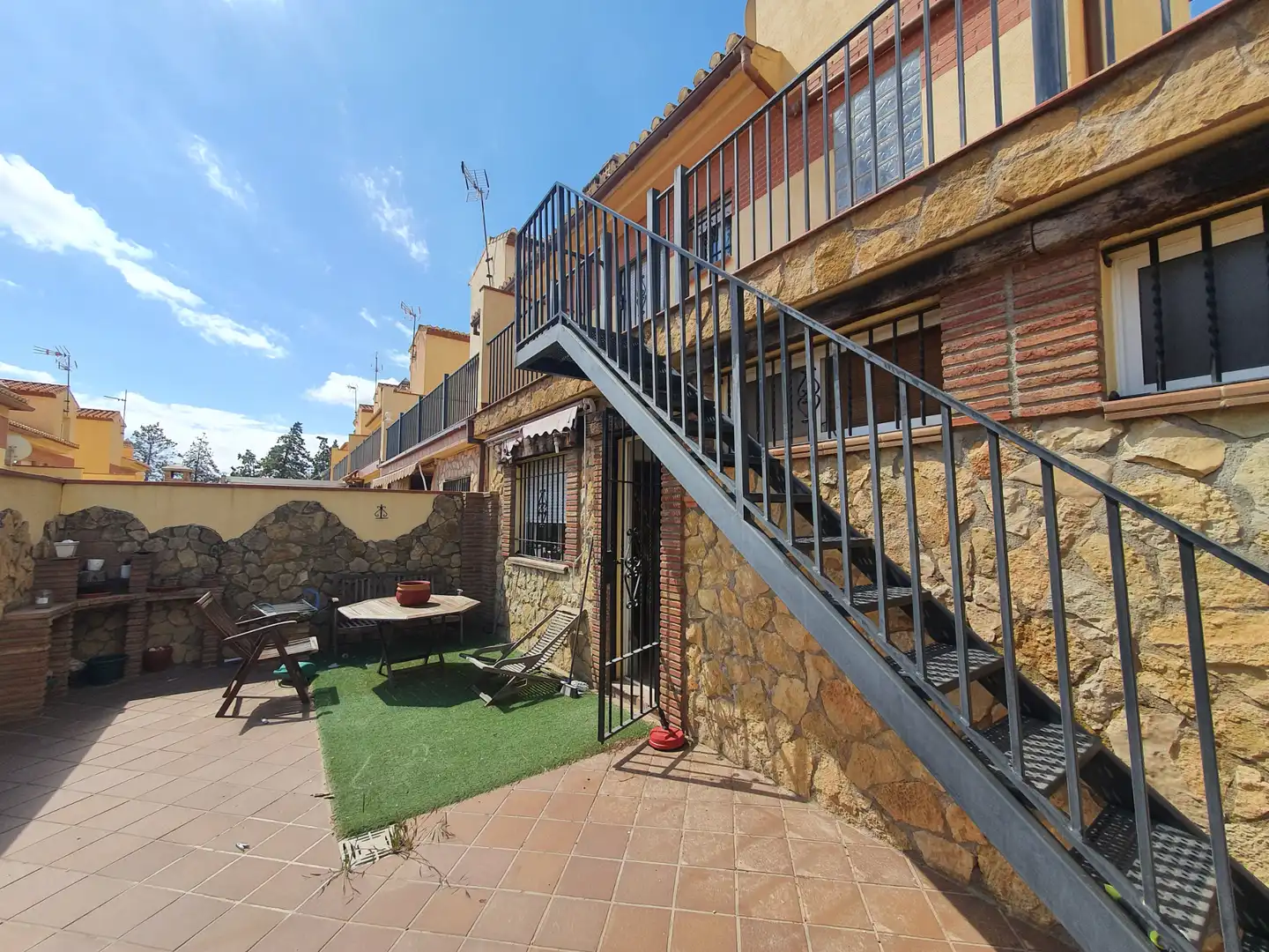 Vista exterior de Casa adosada en venda en Guadix amb Terrassa