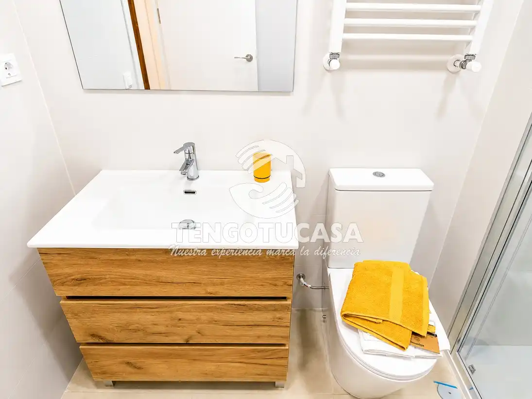 Bathroom of Flat for sale in Madrid  with Air Conditioner, Heating and Terrace