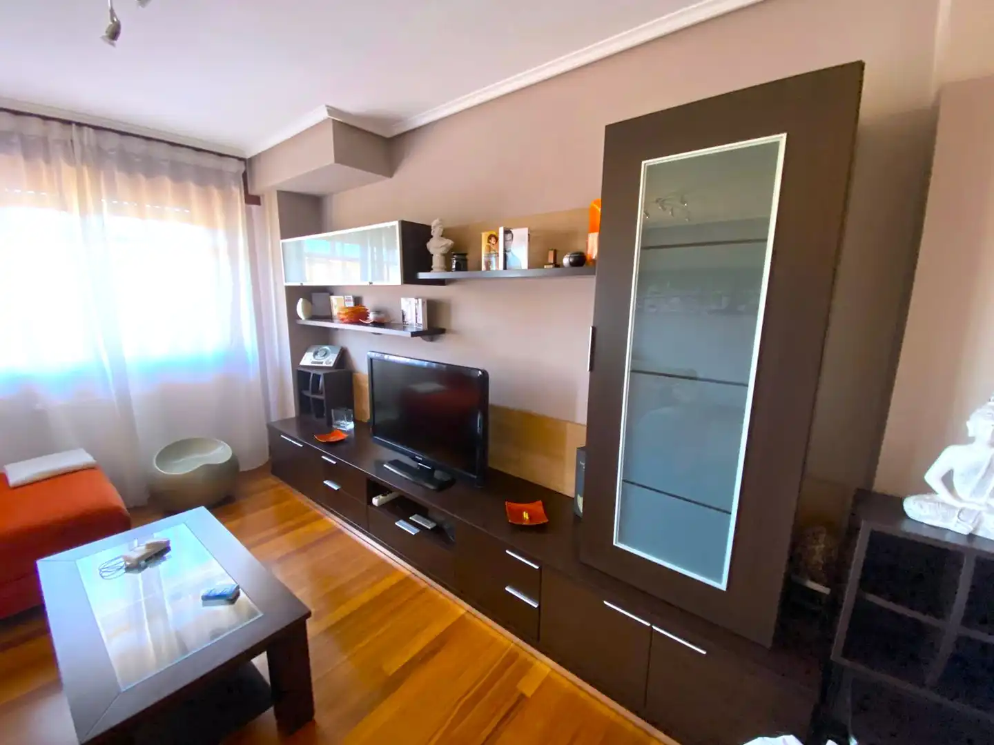 Sala d'estar de Casa adosada en venda en Castro-Urdiales amb Calefacció, Parquet i Terrassa