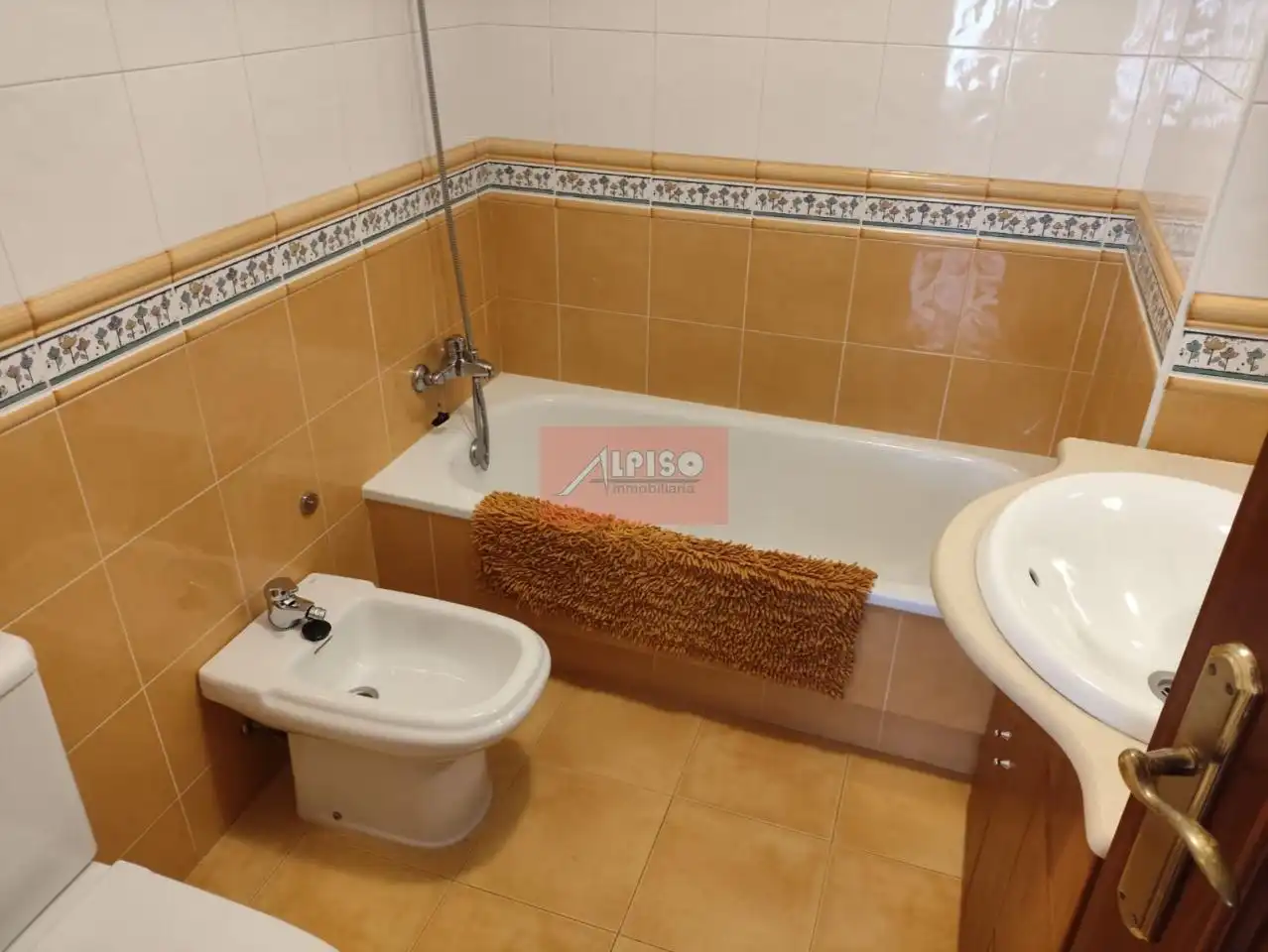 Bany de Pis de lloguer en Ourense Capital  amb Calefacció, Moblat i Balcó