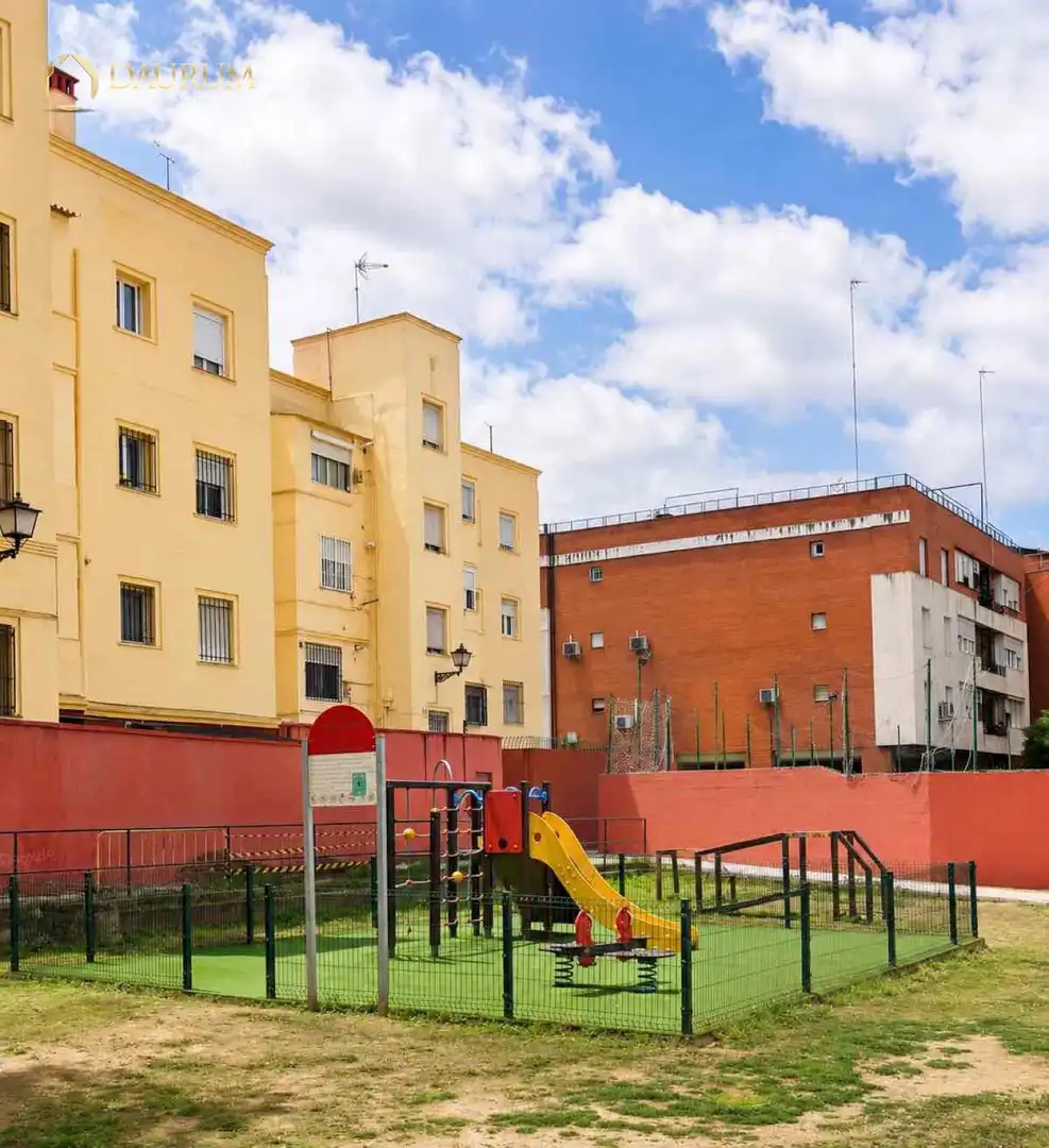 Vista exterior de Pis en venda en Sevilla amb Calefacció