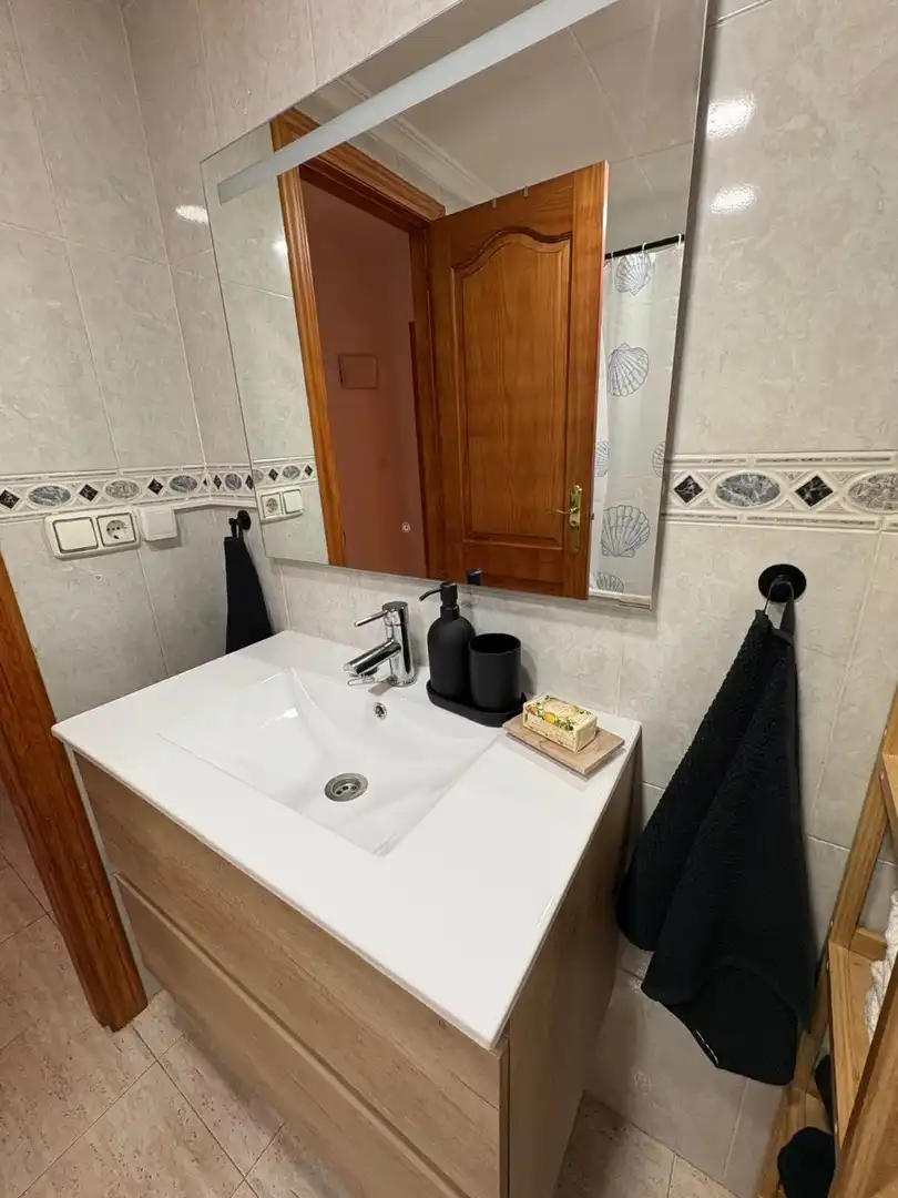 Bany de Apartament de lloguer en Torrevieja amb Piscina, Moblat i Rentadora
