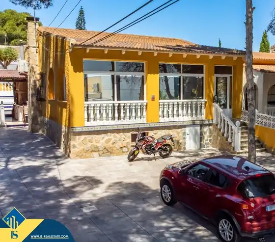 Vista exterior de Casa o xalet en venda en Torrevieja amb Jardí privat, Terrassa i Moblat