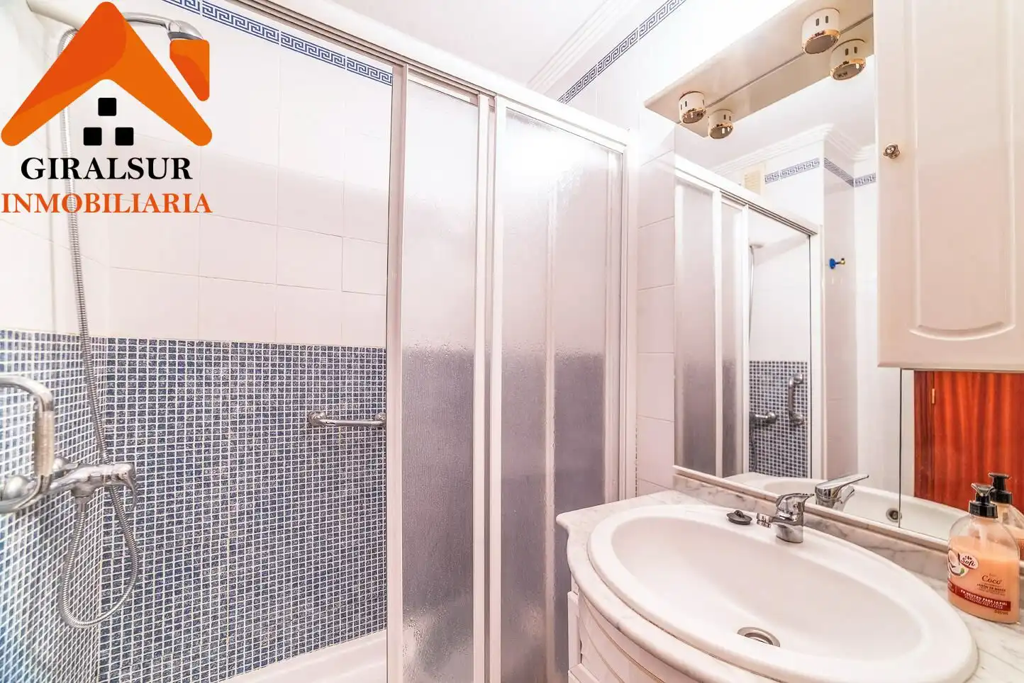 Bathroom of Flat for sale in Sevilla  with Air Conditioner, Storage room and Balcony
