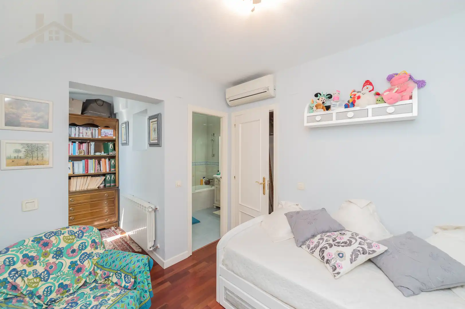 Habitación de Dúplex en venta en Torrelodones con Aire acondicionado, Calefacción y Jardín privado