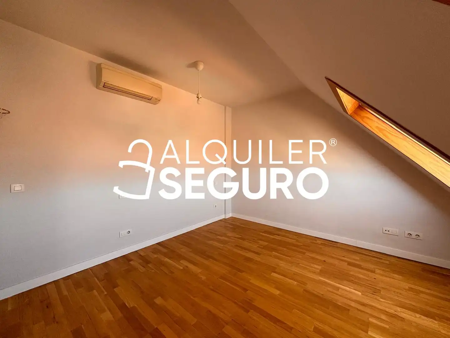 Bedroom of Attic for rent in Madrid  with Air Conditioner, Heating and Terrace