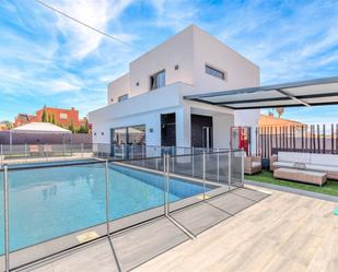 Piscina de Casa o xalet en venda en Torrevieja amb Aire condicionat, Jardí privat i Terrassa