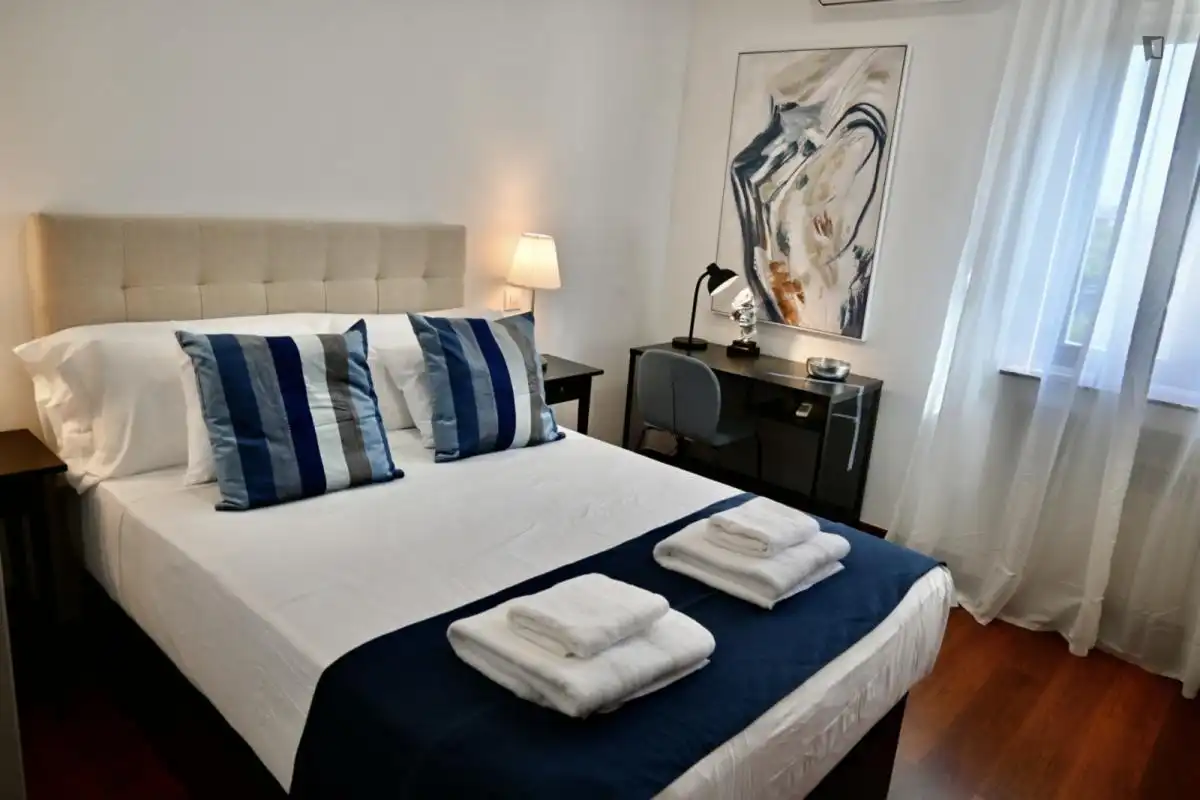 Dormitori de Apartament de lloguer en Madrid amb Aire condicionat, Calefacció i Moblat