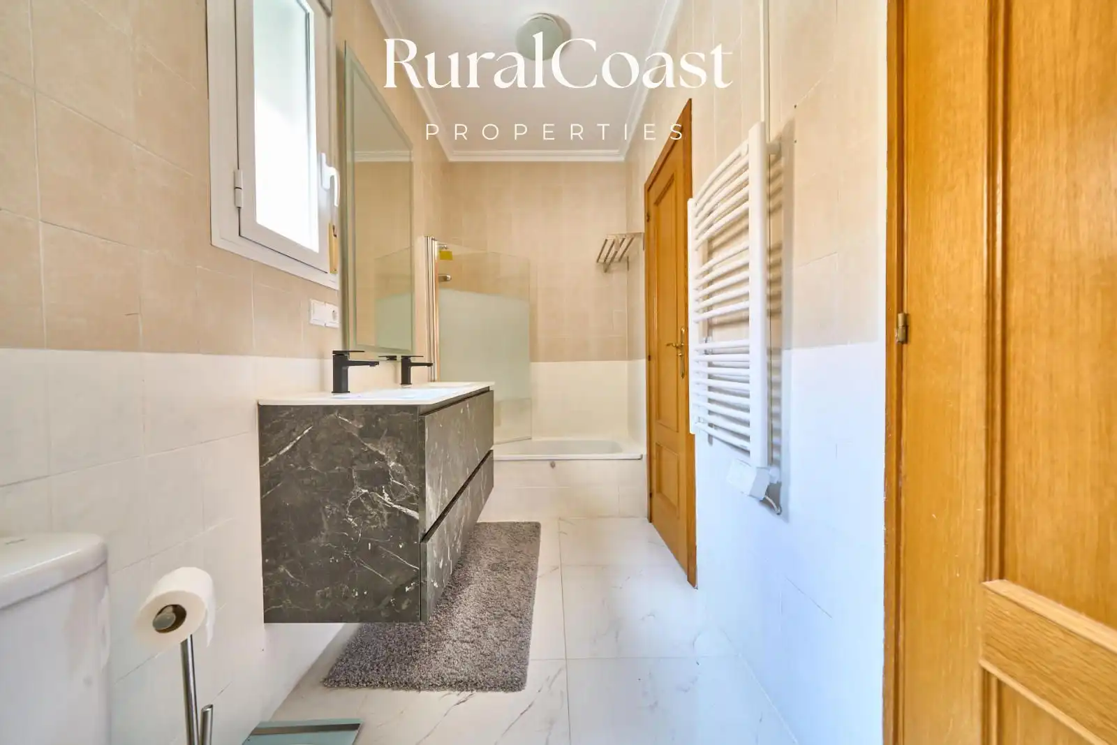 Baño de Casa adosada en venta en Aigües con Aire acondicionado, Calefacción y Jardín privado