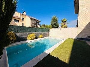 Piscina de Casa adosada en venda en Torrejón de Ardoz amb Terrassa i Piscina