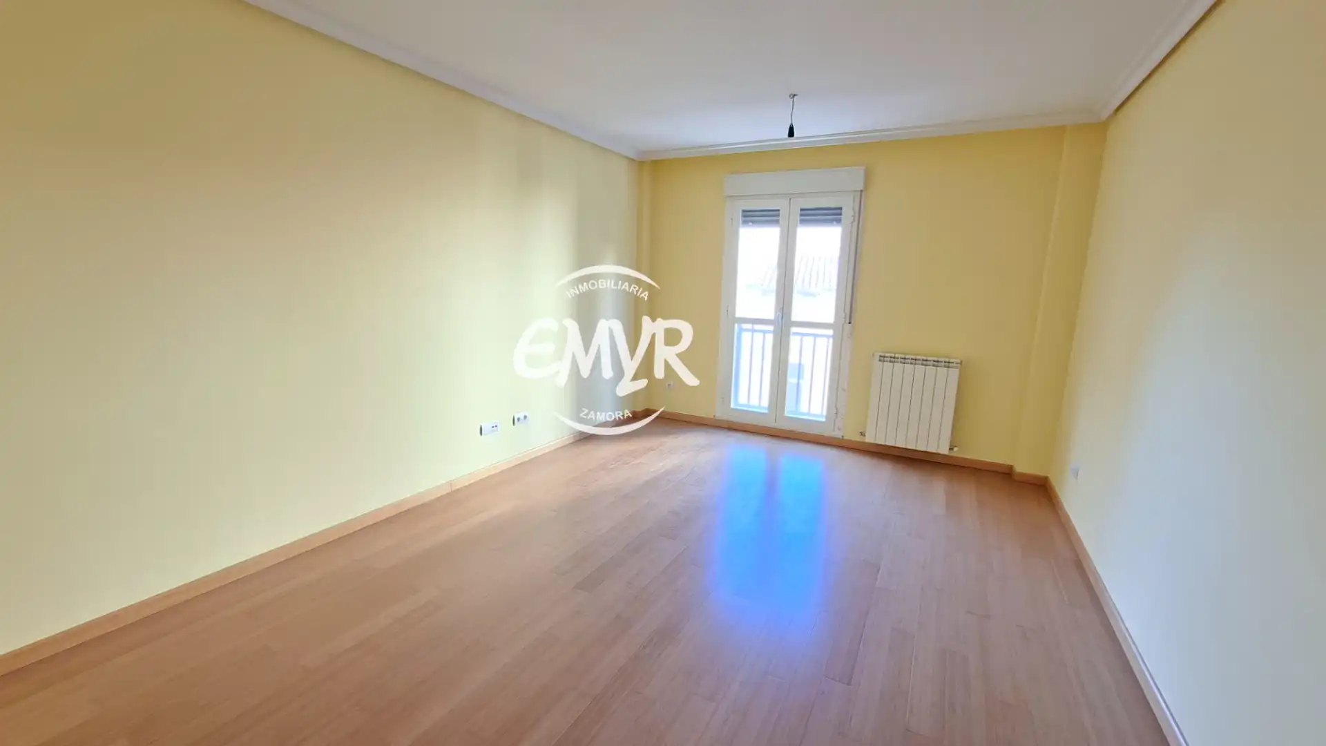 Living room of Flat for sale in Zamora Capital   with Heating, Parquet flooring and Balcony