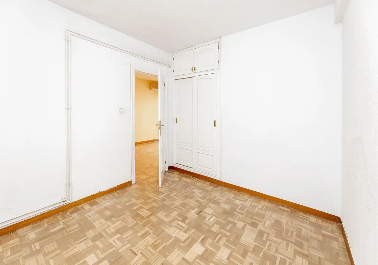 Dormitori de Pis en venda en Granada amb Calefacció, Parquet i Terrassa