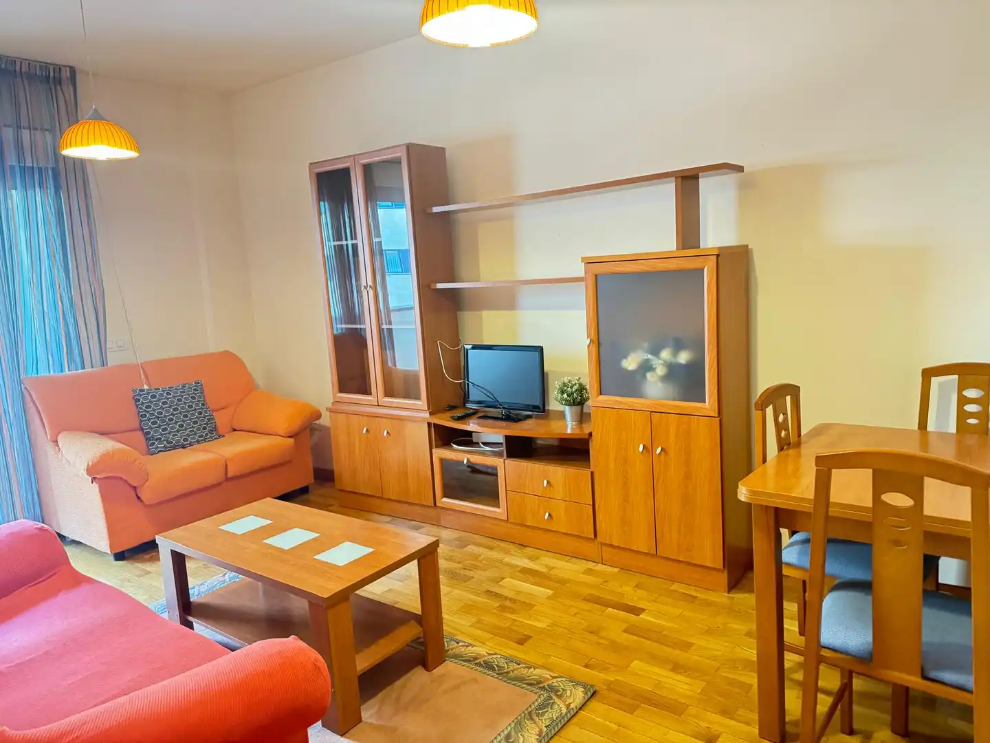 Sala d'estar de Pis en venda en León Capital  amb Calefacció, Terrassa i Traster