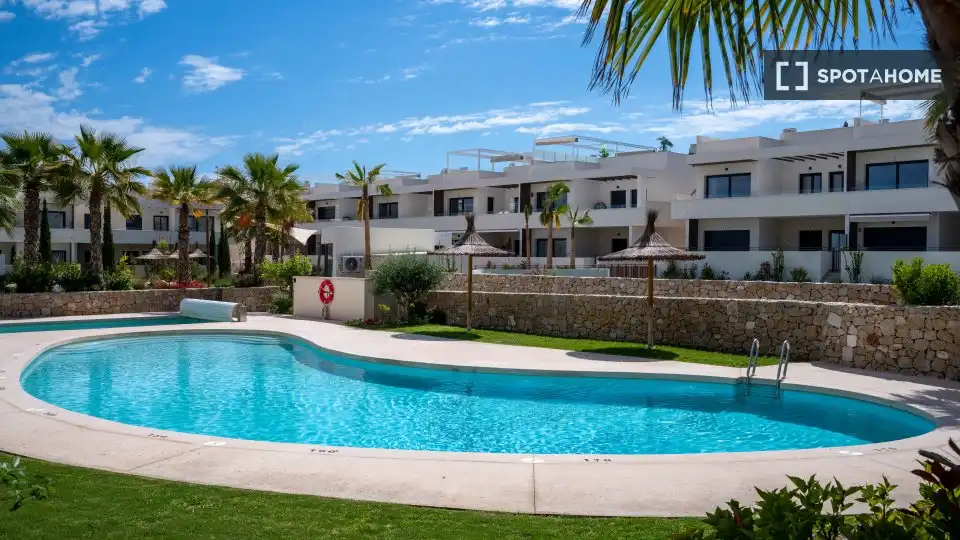 Piscina de Apartament per a compartir en Torrevieja amb Aire condicionat, Terrassa i Moblat