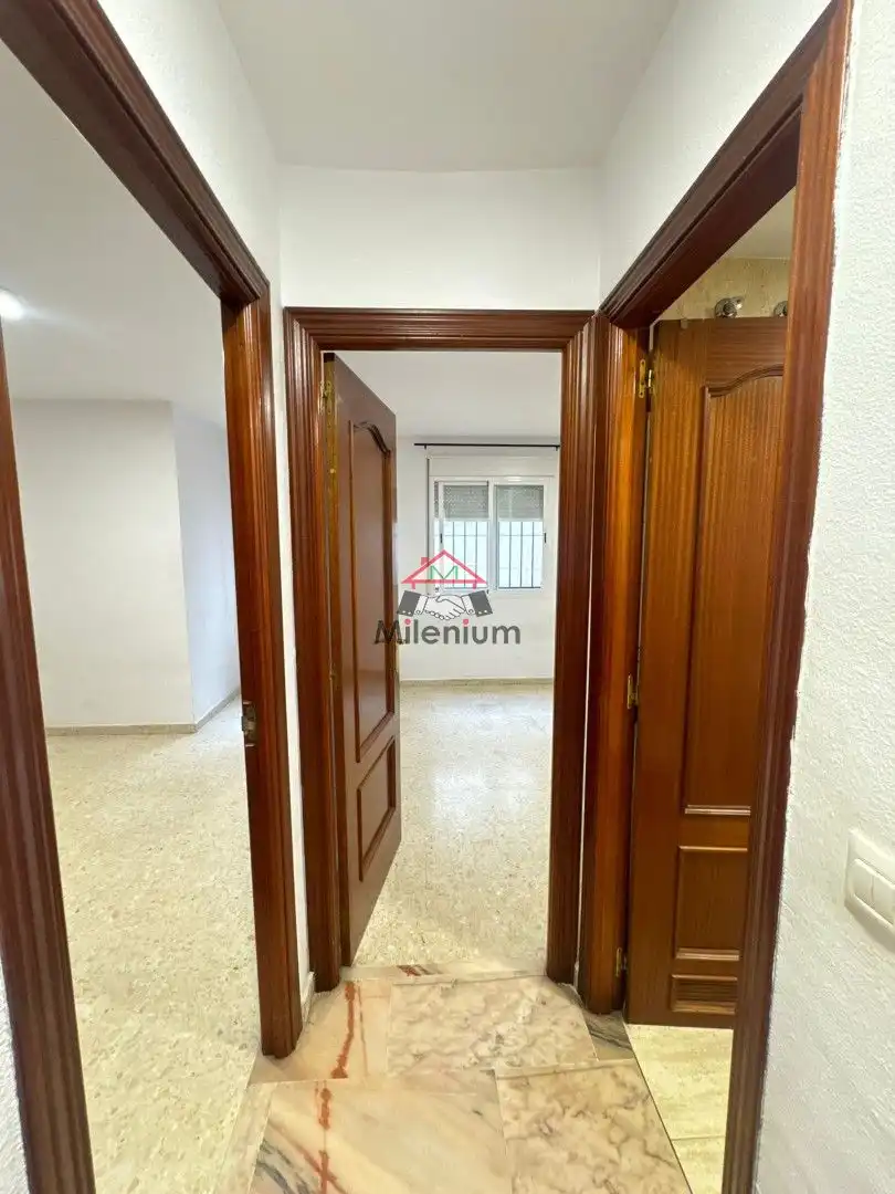 Außenansicht von Wohnung zur Miete in Algeciras mit Waschmaschine, Mikrowelle und Balkon