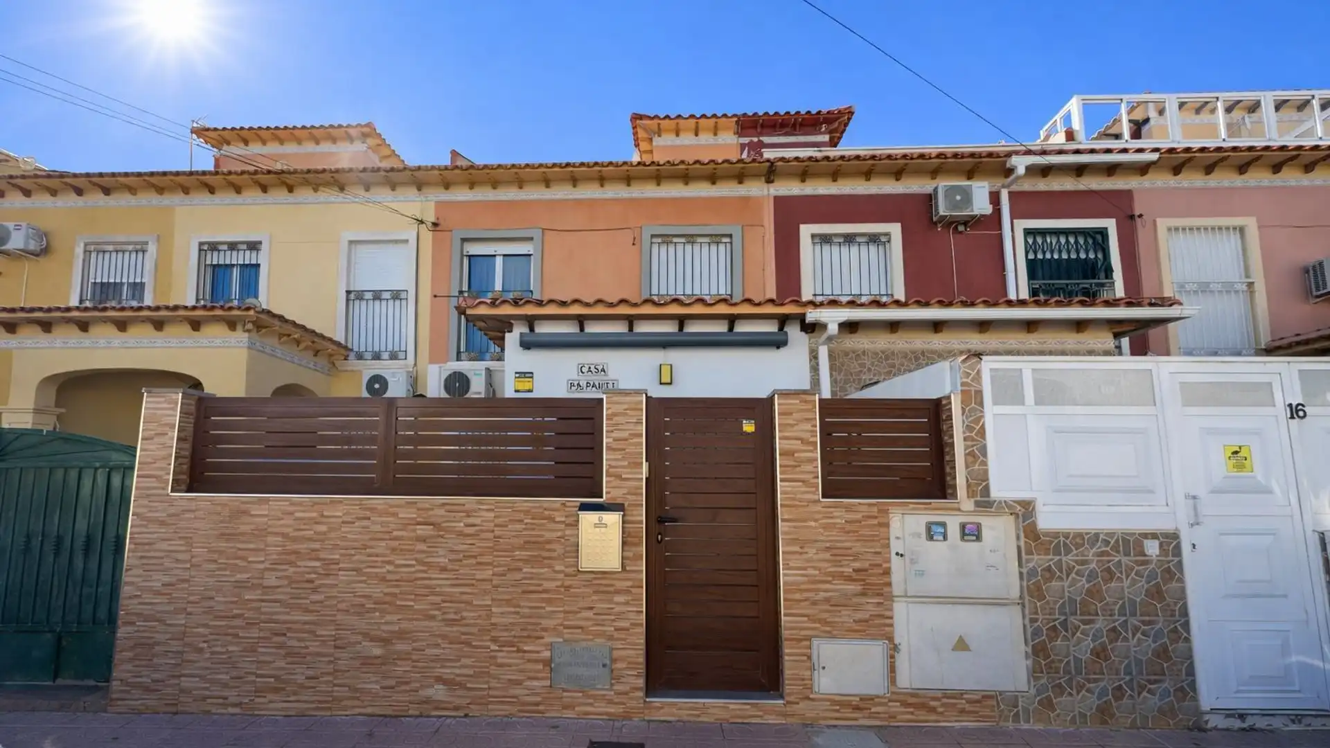 Vista exterior de Casa o xalet en venda en Torrevieja amb Piscina comunitària