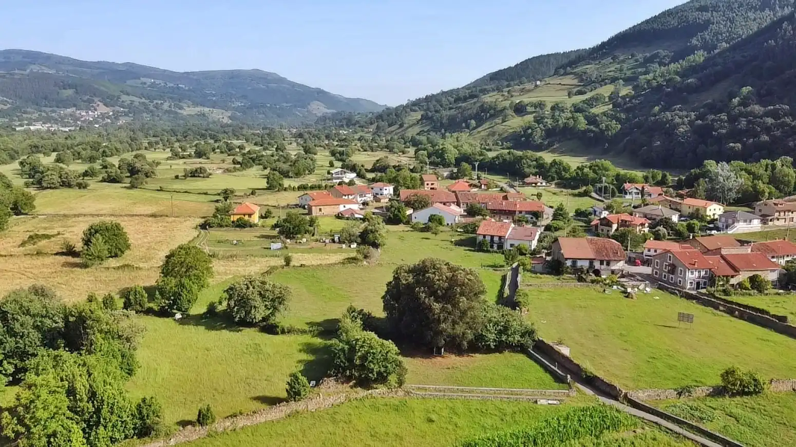 Vista exterior de Casa o chalet en venta en Santiurde de Toranzo con Calefacción, Jardín privado y Amueblado