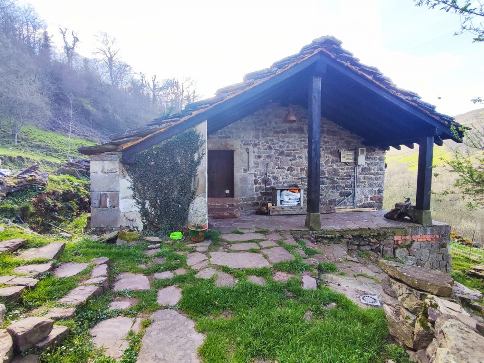 Vista exterior de Casa o xalet en venda en San Pedro del Romeral amb Jardí privat, Terrassa i Traster