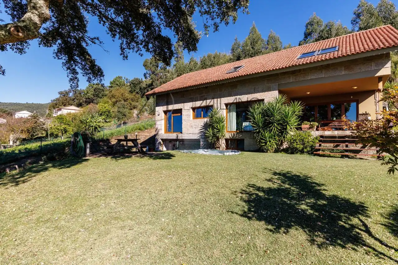 Vista exterior de Casa o xalet en venda en Nigrán amb Calefacció, Jardí privat i Terrassa