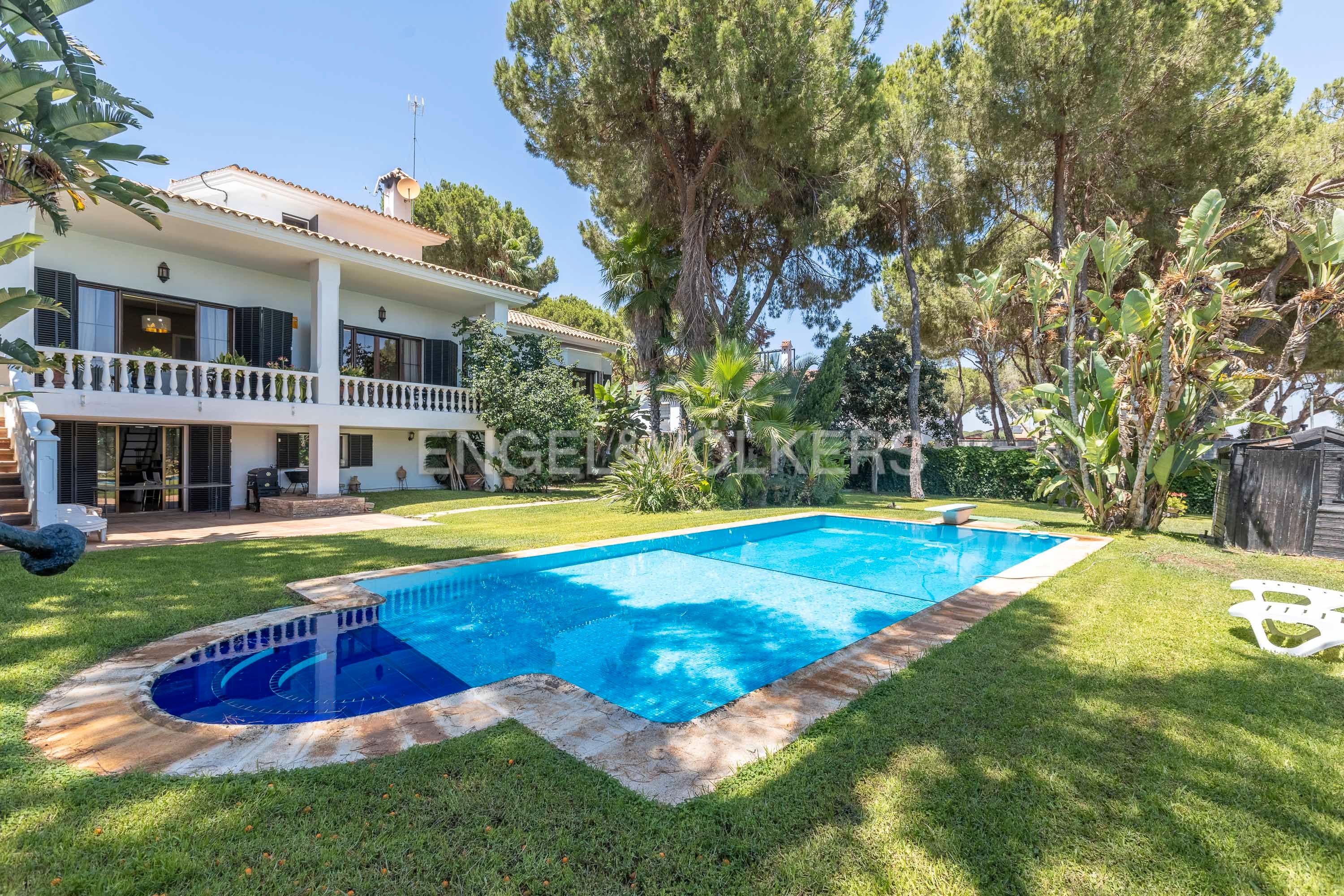 Vista exterior de Casa o xalet en venda en Alcalá de Guadaira amb Aire condicionat, Calefacció i Jardí privat