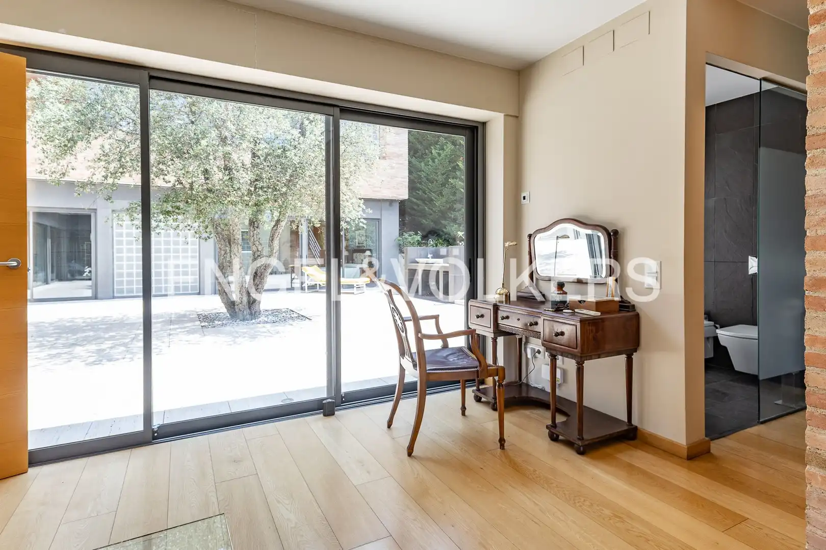 Vista exterior de Casa adosada en venda en Sant Cugat del Vallès amb Calefacció, Jardí privat i Parquet