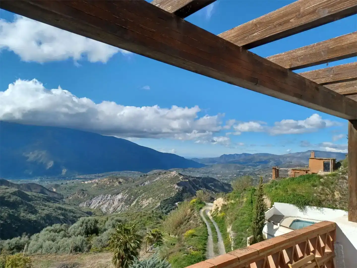 Vista exterior de Piso en venta en Carataunas con Piscina y Amueblado