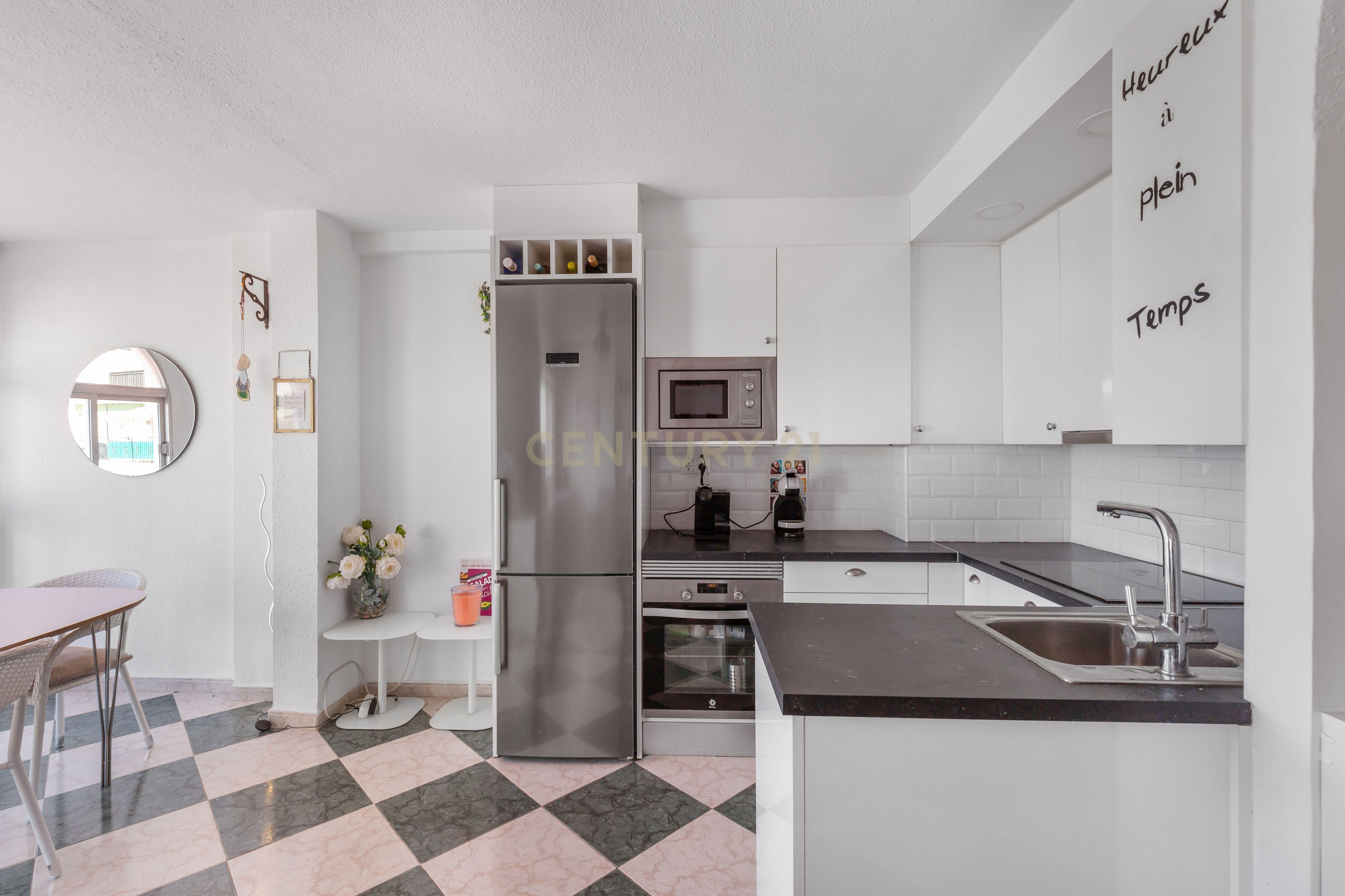 Cuina de Apartament en venda en Torrevieja amb Aire condicionat i TV