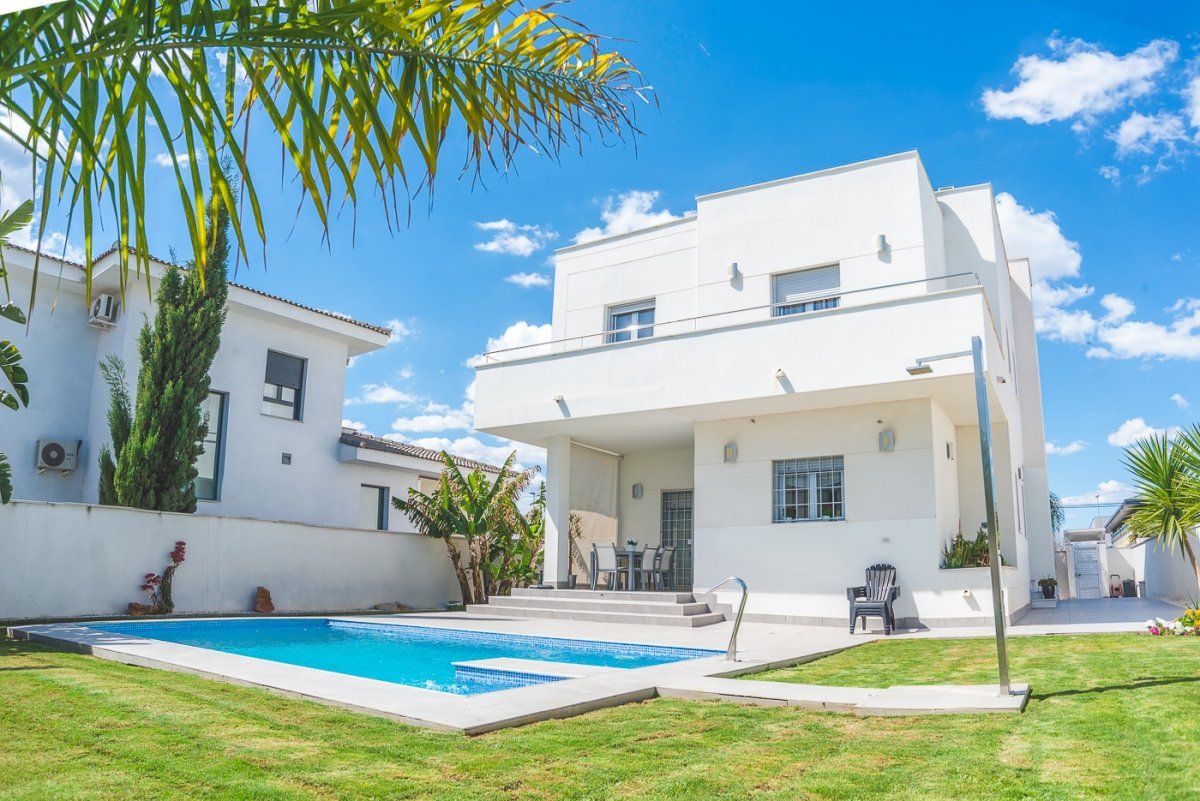 Vista exterior de Casa o chalet en venta en Jerez de la Frontera con Aire acondicionado, Jardín privado y Piscina