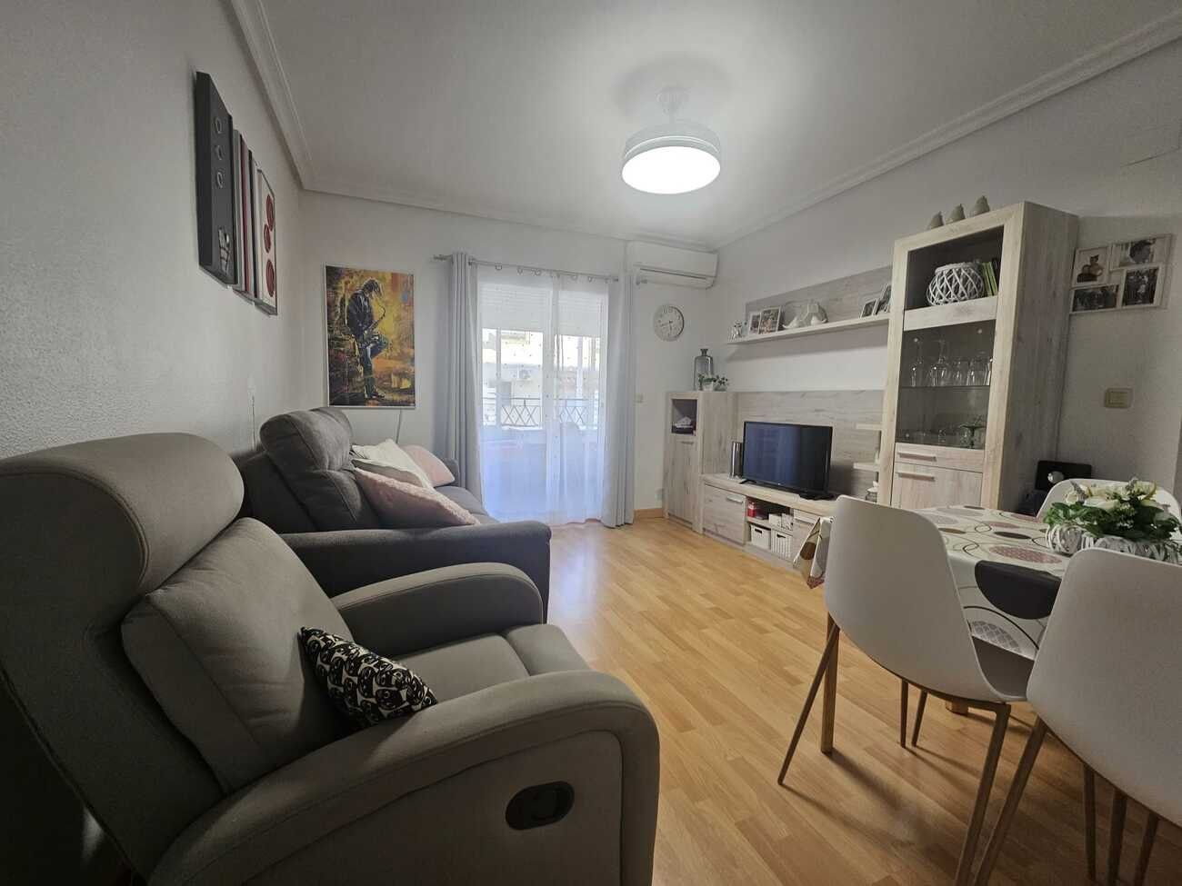 Sala d'estar de Apartament en venda en Torrevieja amb Aire condicionat, Piscina i Moblat
