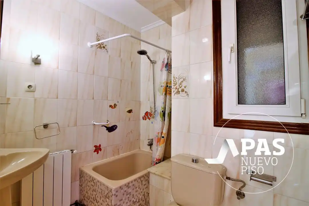 Badezimmer von Wohnung zum Verkauf in Santander mit Heizung