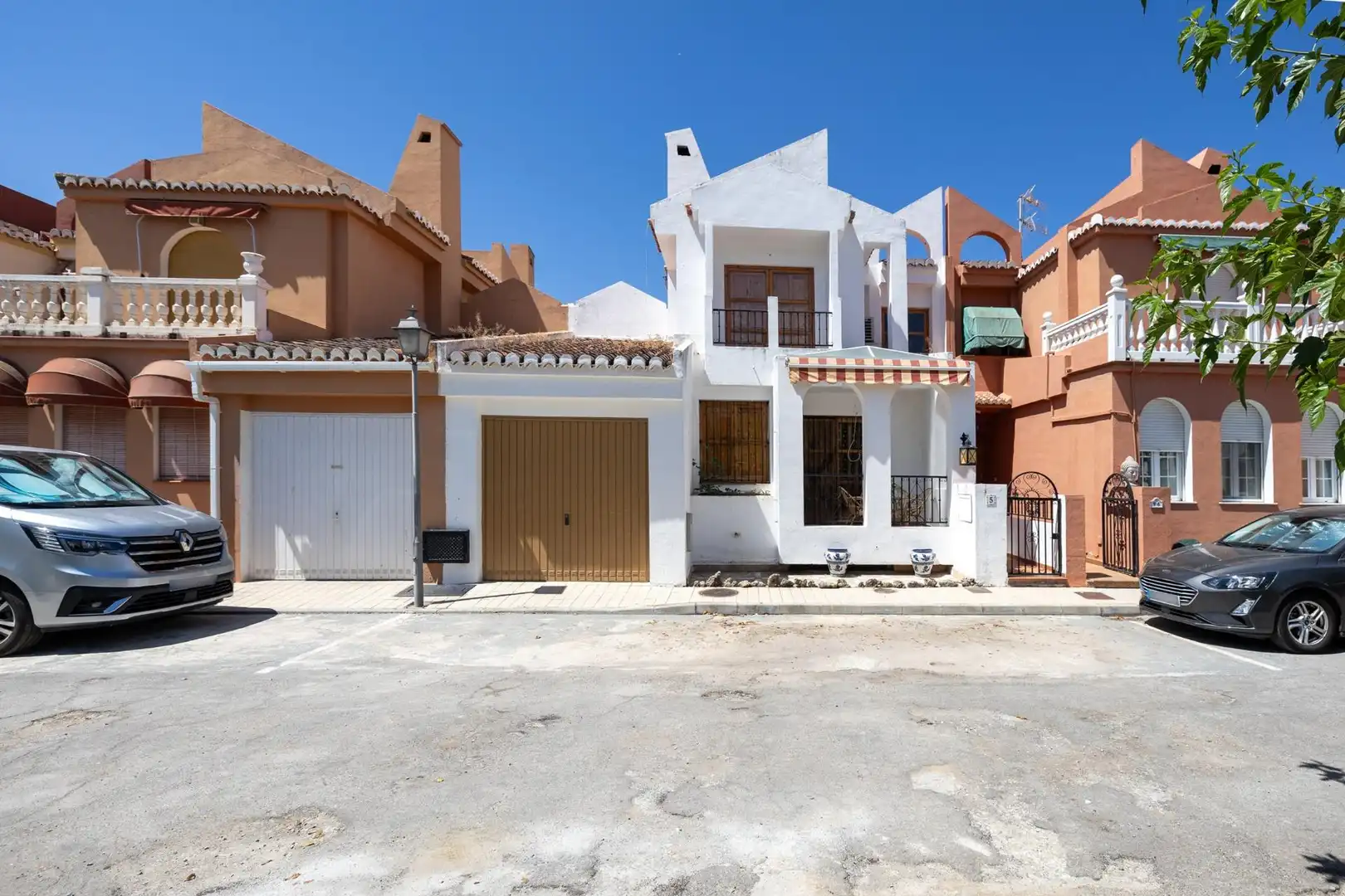 Vista exterior de Casa adosada en venta en Granada con Calefacción, Jardín privado y Terraza