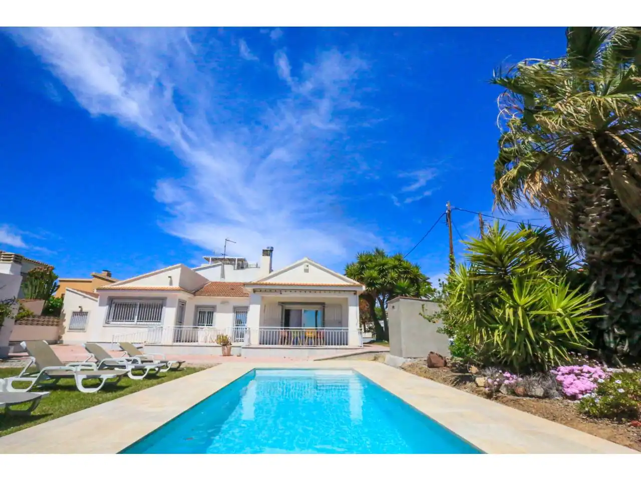 Vista exterior de Casa o xalet en venda en Cambrils amb Aire condicionat, Jardí privat i Parquet