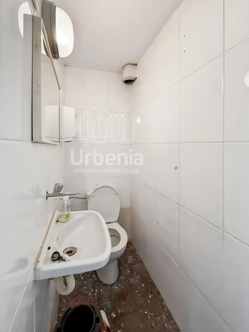Baño de Oficina de alquiler en Badalona con Aire acondicionado