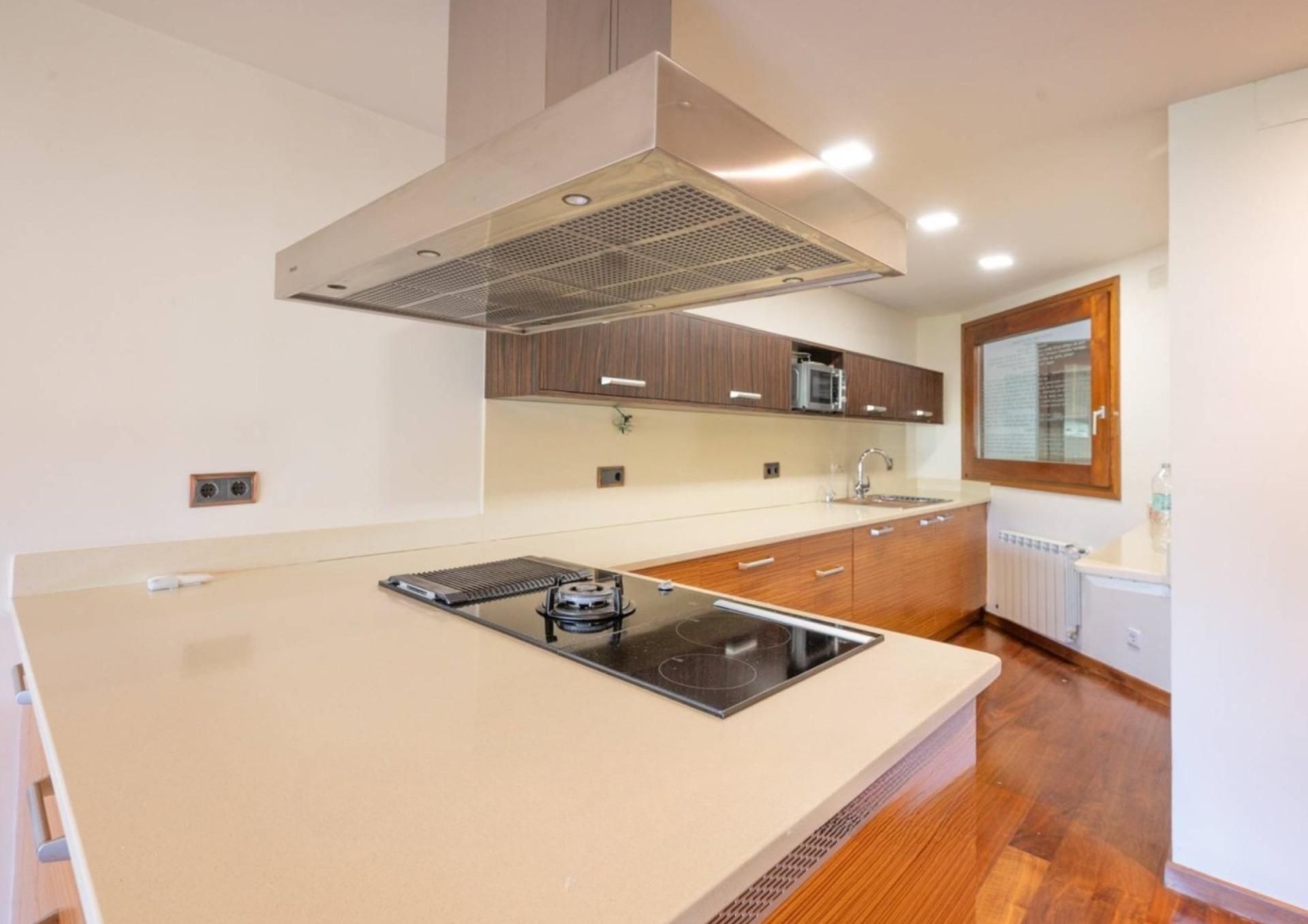 Küche von Einfamilien-Reihenhaus zum Verkauf in Palamós mit Klimaanlage und Heizung