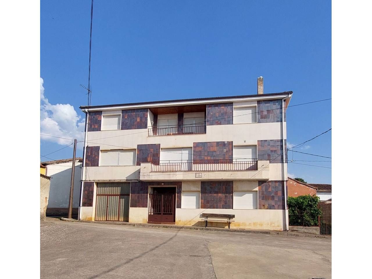 Vista exterior de Casa o xalet en venda en Almanza amb Jardí privat, Terrassa i Moblat
