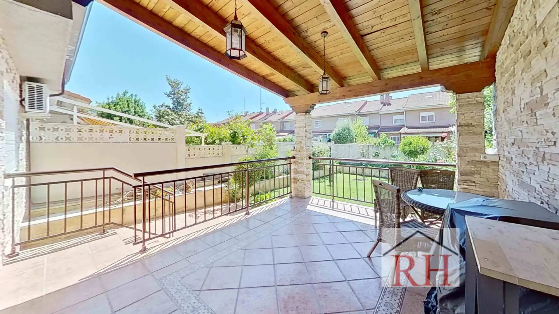 Terraza de Casa adosada en venta en Alcalá de Henares con Aire acondicionado, Calefacción y Jardín privado