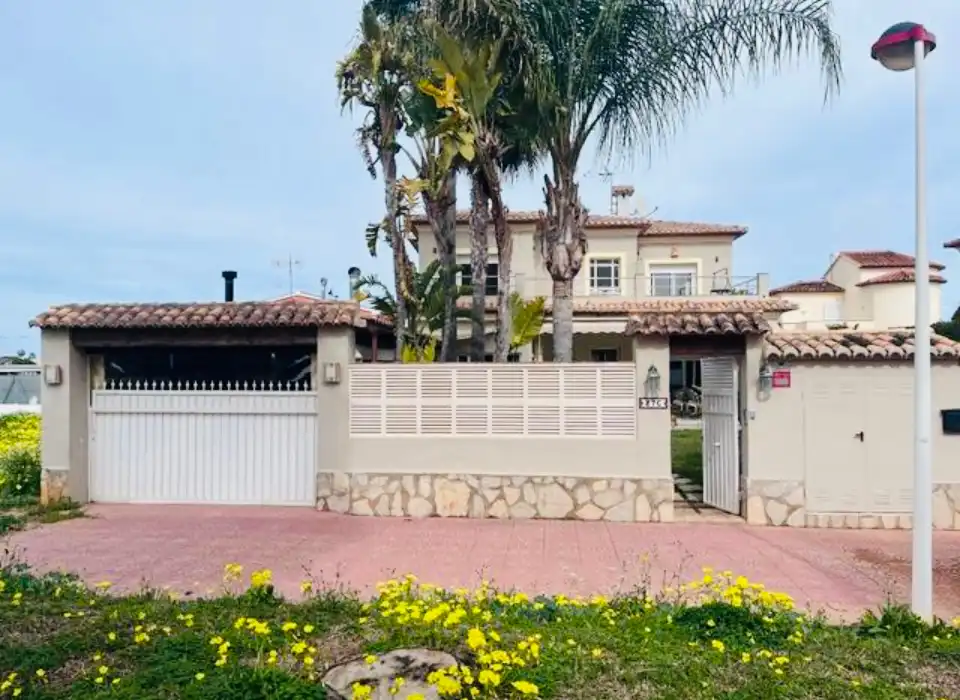 Chalet con piscina en venta en Centro Urbano, imagen 3