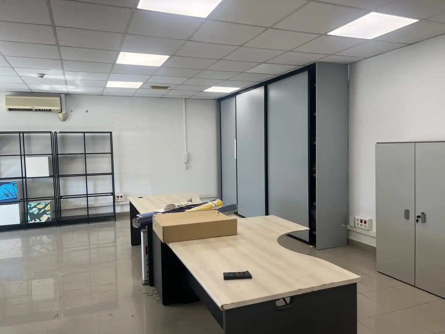 Nau industrial de lloguer en Cornellà de Llobregat amb Calefacció i Alarma