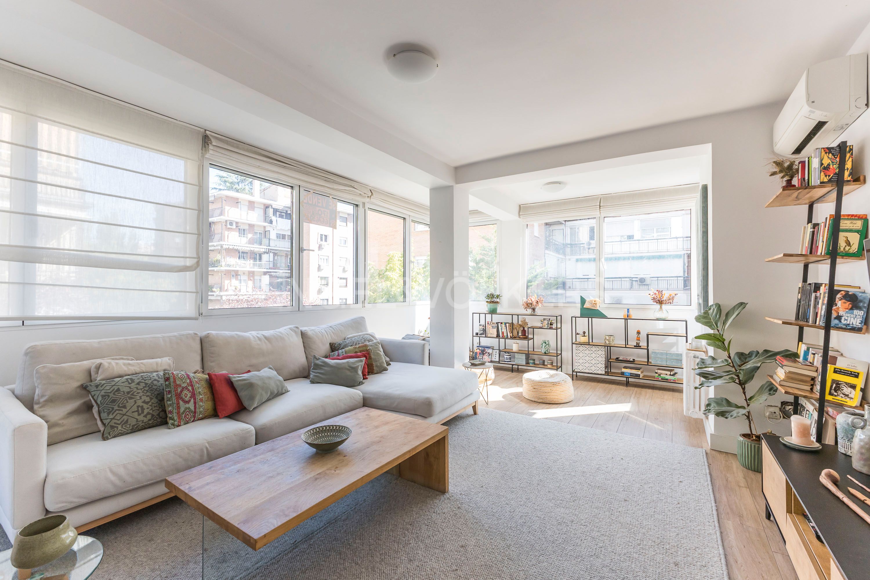 Living room of Apartment for sale in  Madrid Capital  with Air Conditioner, Heating and Private garden
