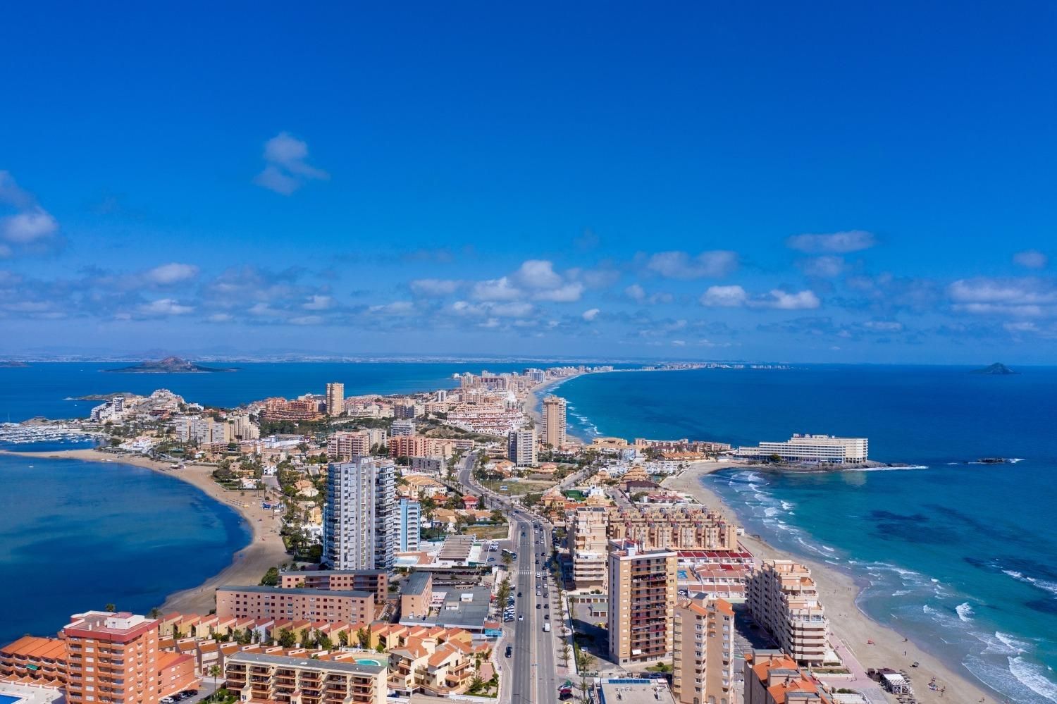 Vista exterior de Casa o xalet en venda en La Manga del Mar Menor amb Jardí privat, Terrassa i Balcó