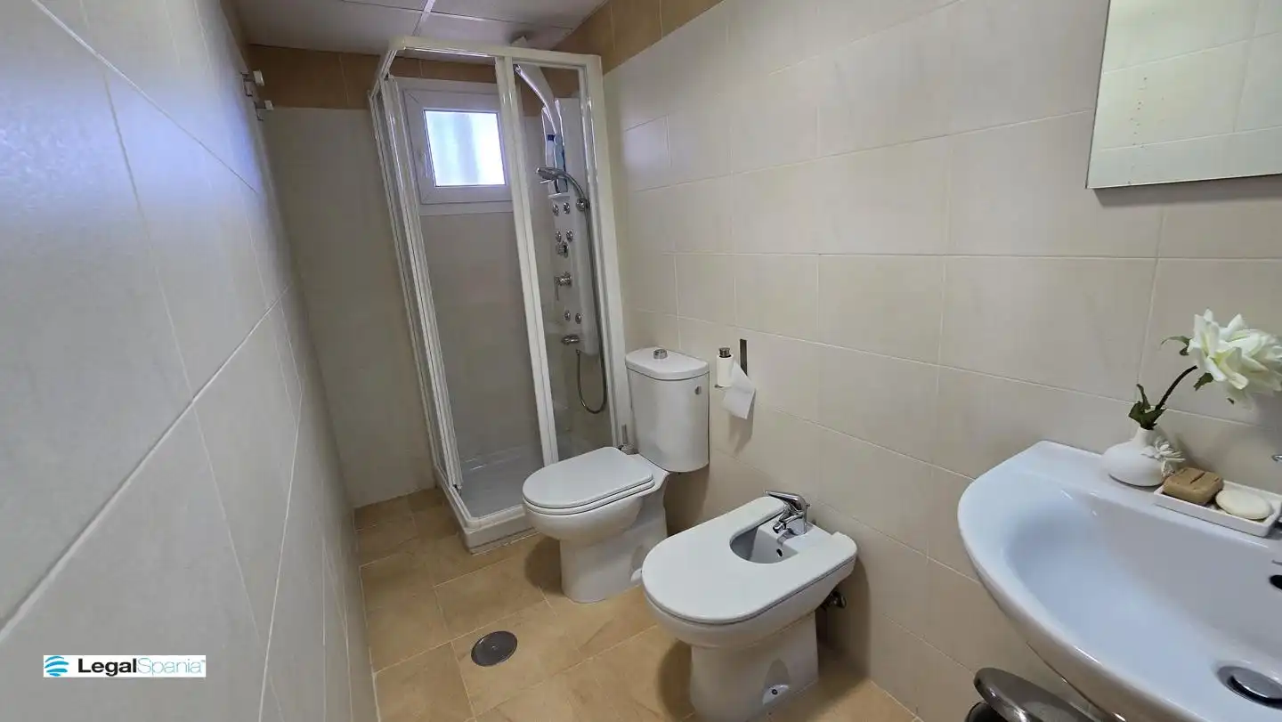 Badezimmer von Wohnungen zum Verkauf in La Manga del Mar Menor mit Klimaanlage, Heizung und Privatgarten