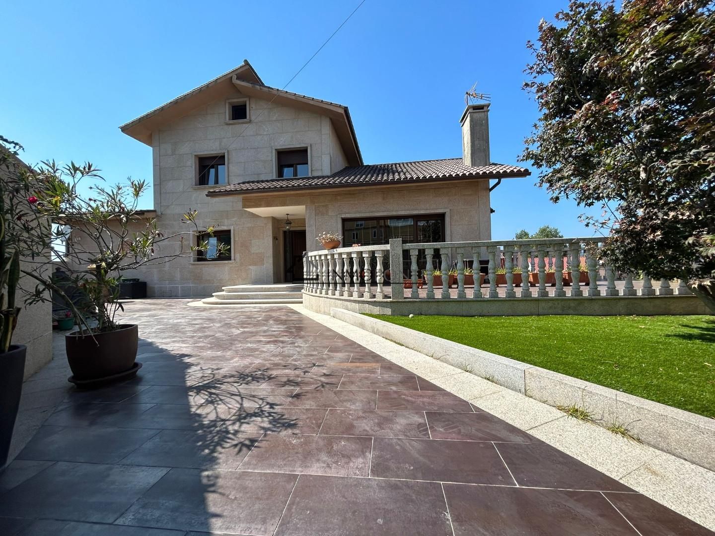 Vista exterior de Casa o xalet en venda en Vilagarcía de Arousa amb Jardí privat