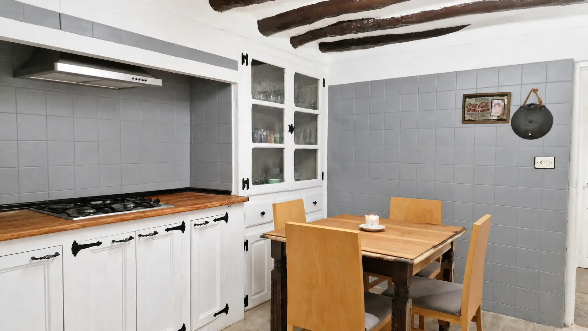 Cuina de Casa adosada en venda en Alloza amb Calefacció, Parquet i Moblat