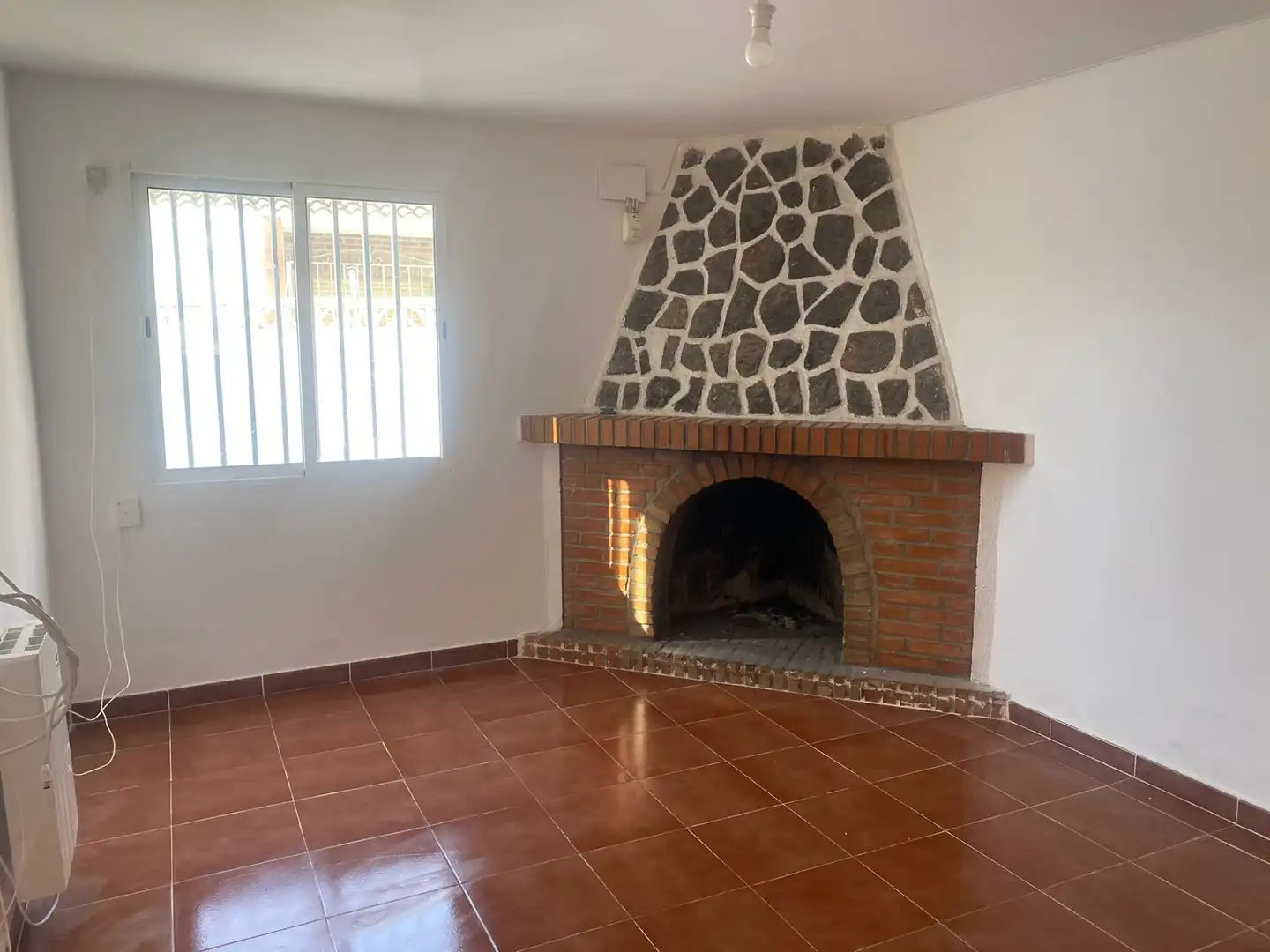Sala d'estar de Casa o xalet en venda en Casarrubios del Monte amb Jardí privat, Piscina i Moblat