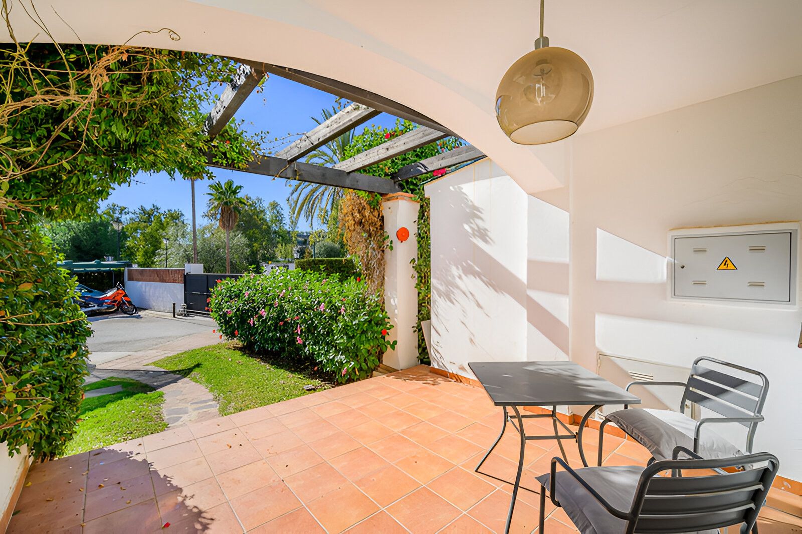 Jardí de Casa adosada en venda en Marbella amb Aire condicionat, Terrassa i Piscina