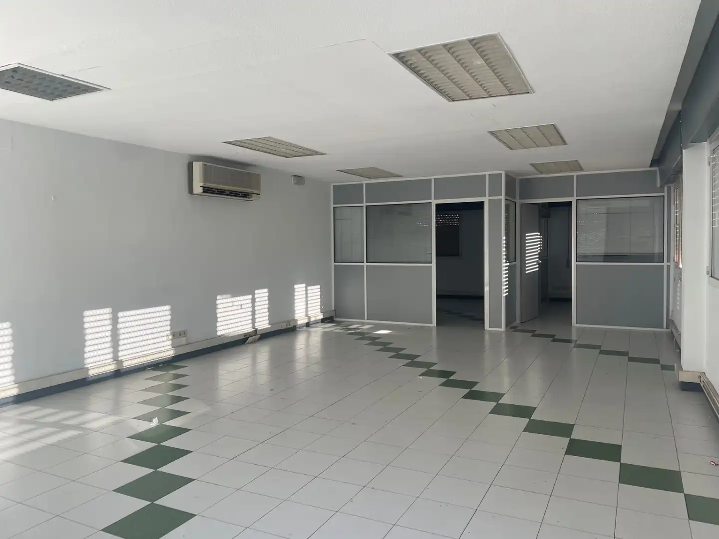 Office space with lift for sale in Calle Brihuega 2