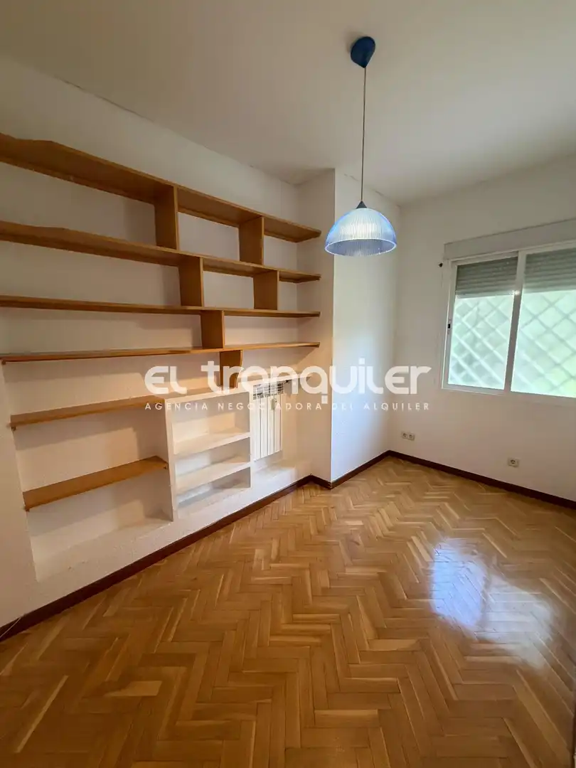 Living room of Flat for rent in Madrid  with Air Conditioner, Parquet flooring and Terrace