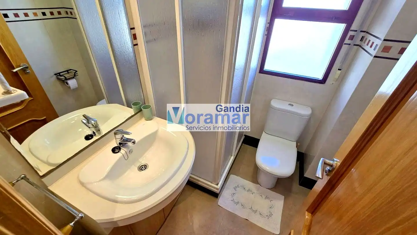 Bany de Apartament de lloguer en Gandia amb Aire condicionat, Terrassa i Moblat