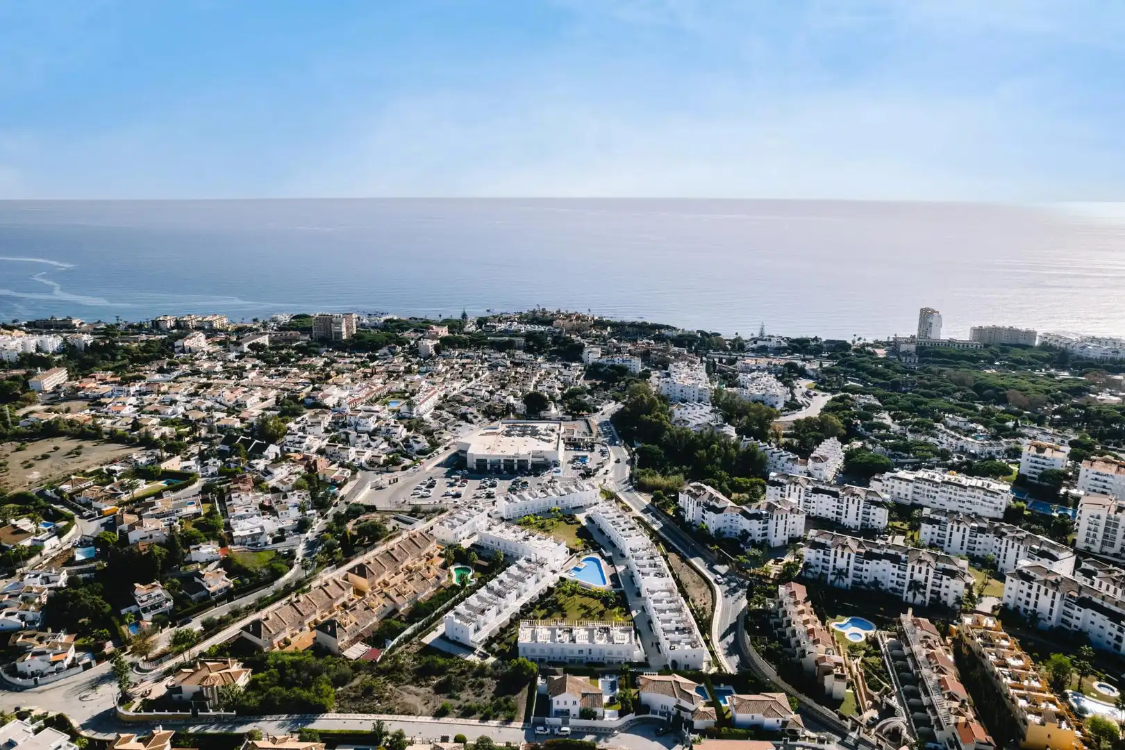 Außenansicht von Einfamilien-Reihenhaus zur Miete in Mijas mit Klimaanlage, Terrasse und Schwimmbad